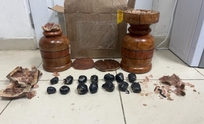 Autoridades incautan cocaína oculta en pilones
