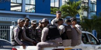 La Policía Nacional informó que dos reconocidos delincuentes que eran buscados por su implicación en los homicidios de un abogado y de un teniente coronel del Ejército de República Dominicana (ERD), en Palavé y Manoguayabo, respectivamente, cayeron abatidos la madrugada de este viernes al enfrentar una patrulla policial que les daba seguimiento en el sector El Almirante, de Santo Domingo Este, hecho en el cual un sargento de la institución resultó herido.