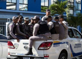 Ultiman dos hombres implicados en muerte de abogado y teniente coronel La Policía Nacional informó que dos reconocidos delincuentes que eran buscados por su implicación en los homicidios de un abogado y de un teniente coronel del Ejército de República Dominicana (ERD), en Palavé y Manoguayabo, respectivamente, cayeron abatidos la madrugada de este viernes al enfrentar una patrulla policial que les daba seguimiento en el sector El Almirante, de Santo Domingo Este, hecho en el cual un sargento de la institución resultó herido.