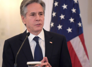 Secretario de Estado de EEUU insta a primer ministro de Haití a apoyar plan de transición El secretario de Estado, Antony J. Blinken, habló con el primer ministro haitiano, Dr. Ariel Henry, el día 7 de marzo para analizar la crisis política, humanitaria y de seguridad que atraviesa Haití.
