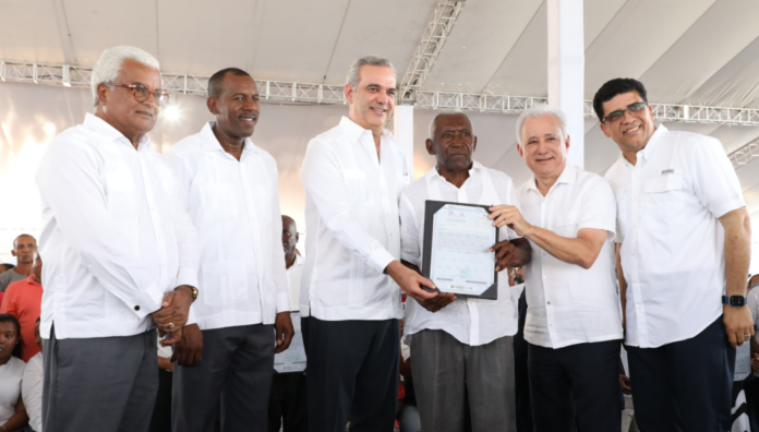 Presidente Abinader entrega 1,130 títulos en El Tamarindo, SDE