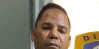 La Policía Nacional ejecutó una orden de arresto en contra del regidor de Tenares, Elías José Polanco, del Partido Revolucionario Moderno (PRM), acusado de organizar presuntos viajes ilegales por México.