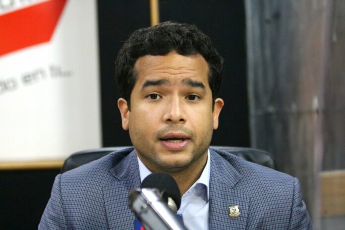 Los candidatos a senadores por el Distrito Nacional, Omar Fernández, por los partidos que conforman la Alianza Opositora (FP, PLD y PRD); Guillermo Moreno, por Revolucionario Moderno (PRM) y Alianza País (AlPaís), Vinicio Castillo Semán, del Reformista Social Cristiano (PRSC-FP); Eric Ortiz, por Opción Democrática (OD), y Carlos Rubio, por Generación de Servidores (PGS), participaron la noche de este lunes en el primer “Debate Congresuales, Senaduría del Distrito Nacional 2024-2028”.