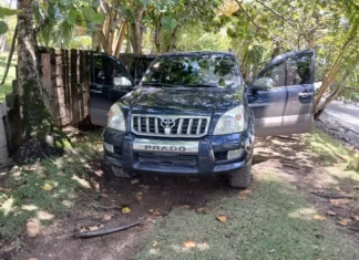 Hallan hombre sin vida con varios impactos de bala dentro de su vehículo en playa Colombina en Las Garitas