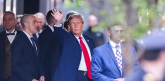 Seguidores de Trump protesta en corte de Nueva York
