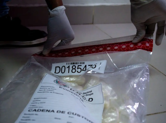 Detienen en el AILA dominicano con estómago lleno de bolsitas de cocaína líquida
