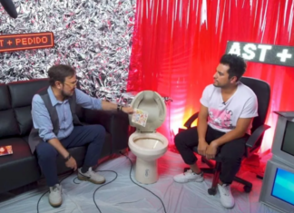 Alex Syntek lanzó al inodoro el exitoso disco de Karol G