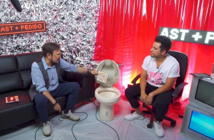 Alex Syntek lanzó al inodoro el exitoso disco de Karol G