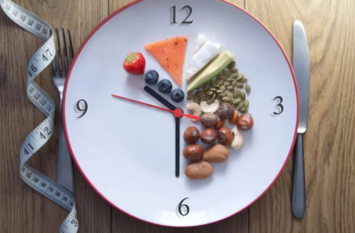 Por qué las calorías y no el horario de las comidas, son claves para perder peso, según un estudio