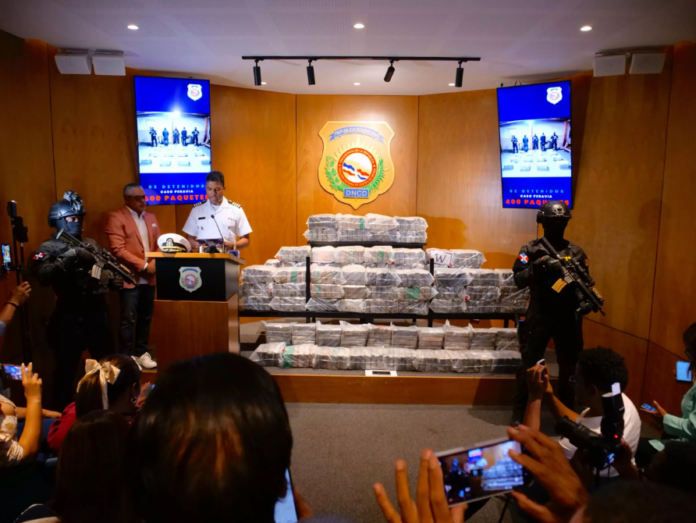 Capturan dos y ocupan 400 paquetes presumiblemente cocaína