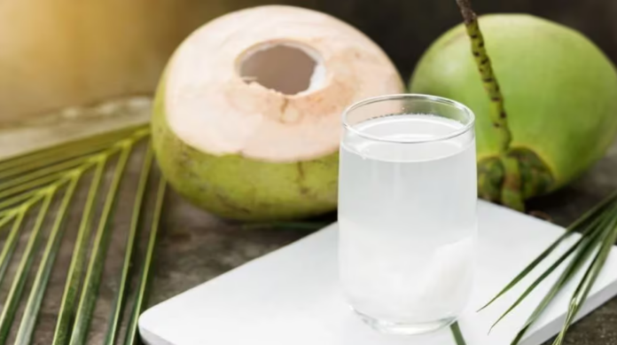 Cuáles son los beneficios del agua de coco para la salud