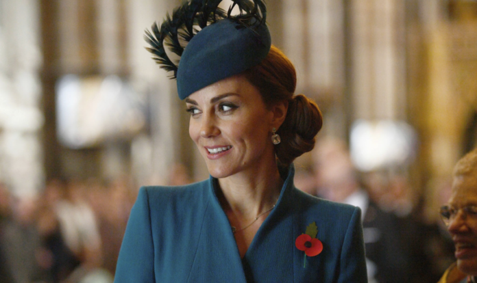 Carlos III condecora a Kate Middleton en medio de la lucha de ambos contra el cáncer