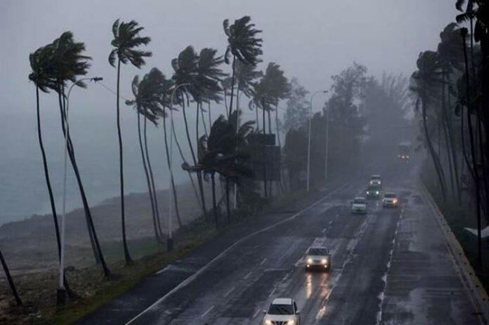 La Oficina Nacional de Meteorología (Onamet), informó que durante este sábado la vaguada en superficie se combinará con los efectos de una nueva vaguada en diferentes niveles de la troposfera ubicada sobre la porción oriental de Cuba, lo que mantendrá la humedad e inestabilidad suficientes en nuestra masa de aire. Por tanto, ocurrirán incrementos nubosos acompañados de aguaceros fuertes en ocasiones, tormentas eléctricas y ráfagas de viento, sobre todo hacia poblados pertenecientes a las regiones noreste, norte, sureste, este, Valle del Cibao y la cordillera Central, es decir, provincias como: La Altagracia, El Seibo, Hato Mayor, La Romana, San Pedro de Macorís, Monte Plata, Sánchez Ramírez, Monseñor Nouel, San José de Ocoa, Santiago, La Vega, Santiago Rodríguez, Dajabón, Elías Piña, Independencia, San Cristóbal y El Gran Santo Domingo. Según la entidad, estas precipitaciones serán más intensas durante la tarde y disminuirán gradualmente en horas de la noche, pero sin desaparecer por completo, dado que se espera que continúe lloviendo en poblados próximos a la costa Norte hasta bien entrada la madrugada.