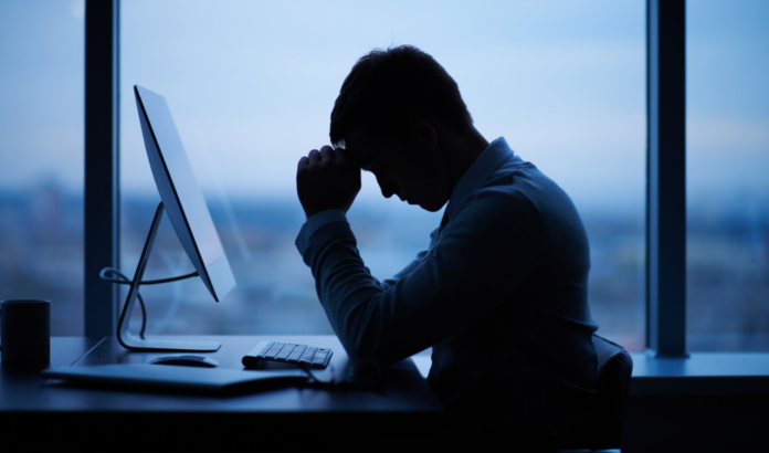 Estar sentado muchas horas y no tomar café aumenta el riesgo de muerte, según estudio