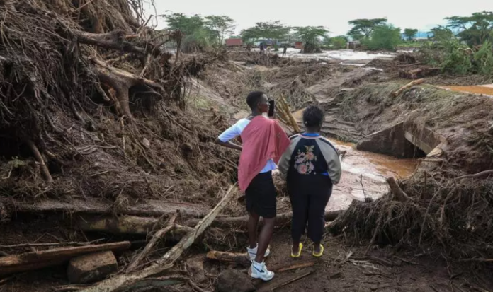 Aumenta a 71 los muertos por desbordamiento de río en Kenya