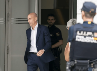 Luis Rubiales queda en libertad tras ser retenido a su llegada a España