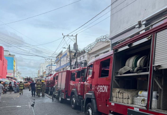 911 coordina asistencia en incendio de tienda ubicada en Mejoramiento Social, DN