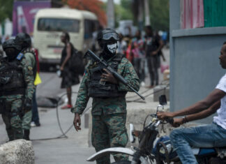 Fuerza policial haitiana intentará recuperar el puerto de la capital
