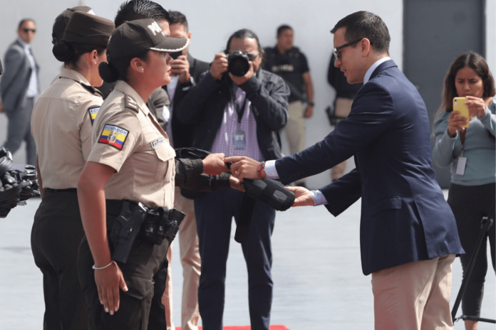 Noboa dispuso bono alimenticio para miembros de policías en Ecuador