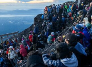 Preocupados japoneses por exceso de turismo al Fuji