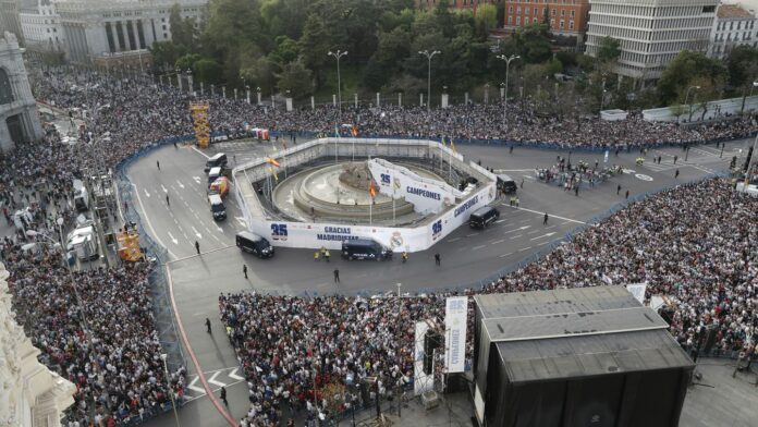 Real Madrid baño de masas en Cibeles