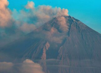 Volcán de Ecuador genera 38 explosiones por hora