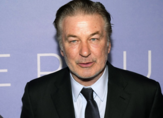 Jueza rechaza retirar el cargo penal contra Alec Baldwin
