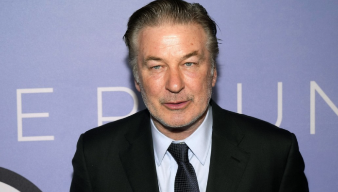 Jueza rechaza retirar el cargo penal contra Alec Baldwin