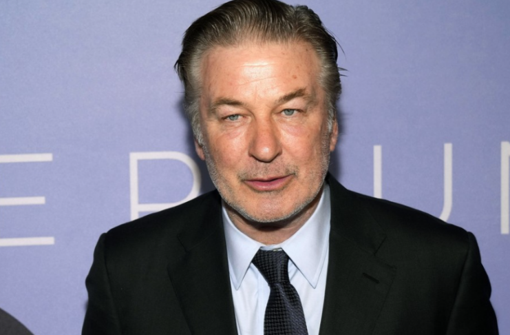 Jueza rechaza retirar el cargo penal contra Alec Baldwin