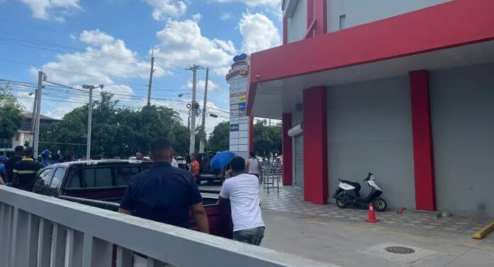 Hombre herido en asalto a banco pierde riñón y lucha por su vida