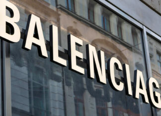 Una exempleada de Balenciaga explica el peligro de comprar ropa en tiendas con descuento