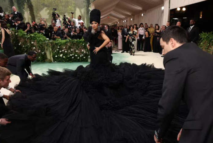 La escandalosa salida de Cardi B y su vistosa llegada al evento MET Gala