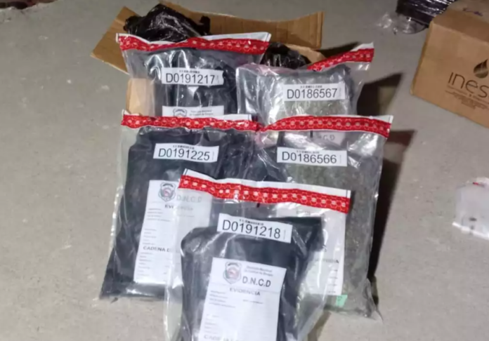 Ocupan 12 paquetes de marihuana y 33 envases llenos de cocaína