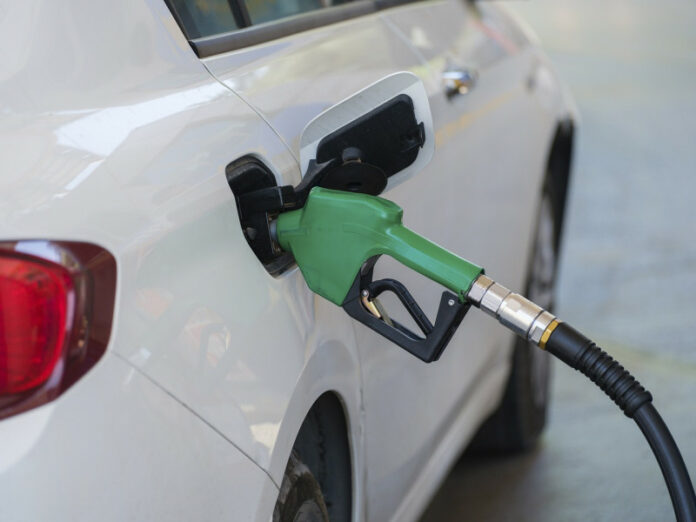 Gobierno mantiene estables precios de principales combustibles