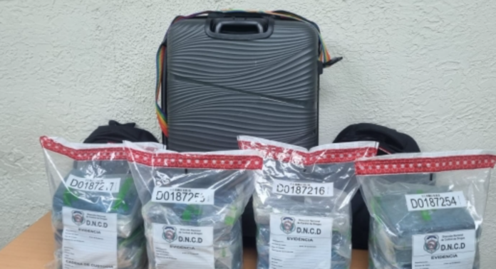 Arrestan dos hombres e incautan 20 paquetes presumiblemente cocaína