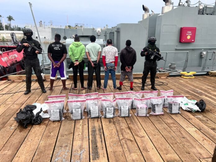 Intervienen dos embarcaciones con 80 paquetes de cocaína y marihuana