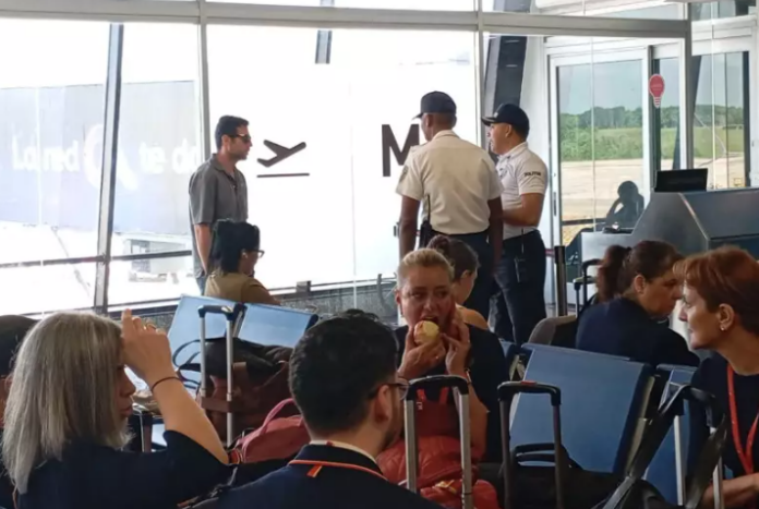 Sale del país turista italiano que lanzó taza de café a agente de Politur
