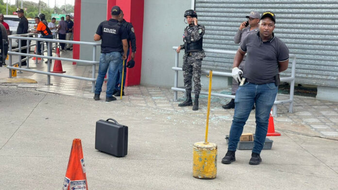 Al menos dos personas resultaron heridas tras asalto en Banco Banreservas