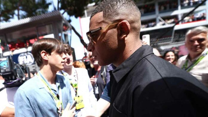 Kylian Mbappé dijo que anunciará el próximo paso de su carrera en "unos días", después de ganar la Copa de Francia con el Paris Saint-Germain. Se espera que Mbappé se una al Real Madrid, ya que confirmó que dejará el PSG cuando expire su contrato este verano. Después de la victoria de su equipo por 2-1 sobre el Lyon en la final, los periodistas le preguntaron a Mbappé por qué aún no ha revelado formalmente su próximo club.