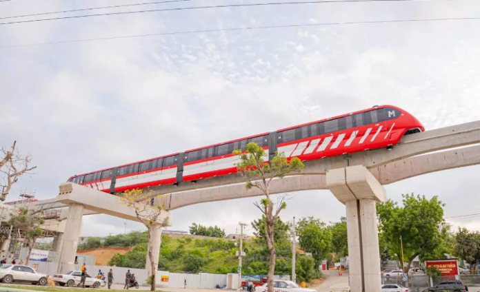 Ponen en movimiento los trenes del monorriel de Santiago