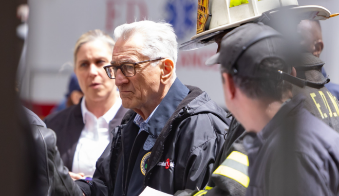 Robert De Niro confronta a manifestantes propalestinos durante un rodaje
