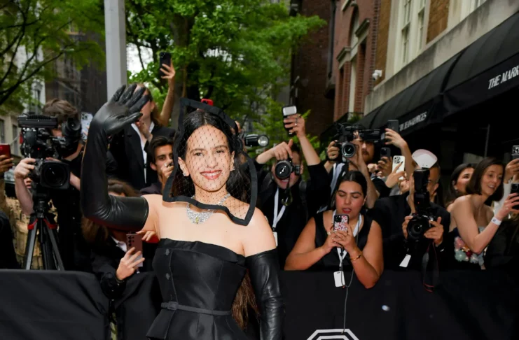 Rosalía triunfa en la MET Gala 2024 con un vestido negro que proclama el regreso del peplum y zapatos pumps
