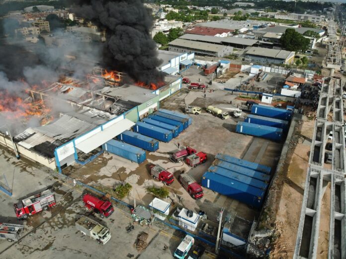 Incendio en nave ubicada en autopista Duarte es asistido bajo la coordinación del 911