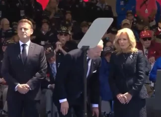 Biden intenta sentarse en una silla inexistente