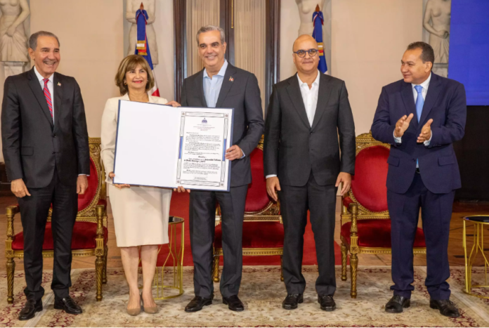 Abinader encabeza primera entrega de certificación de educación superior