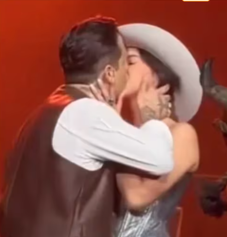 Christian Nodal y Ángela Aguilar consuman su amor con un beso en pleno concierto