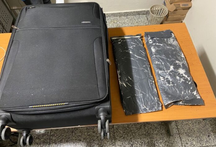 Atrapan mujer que viajaría a España con dos láminas de presunta cocaína