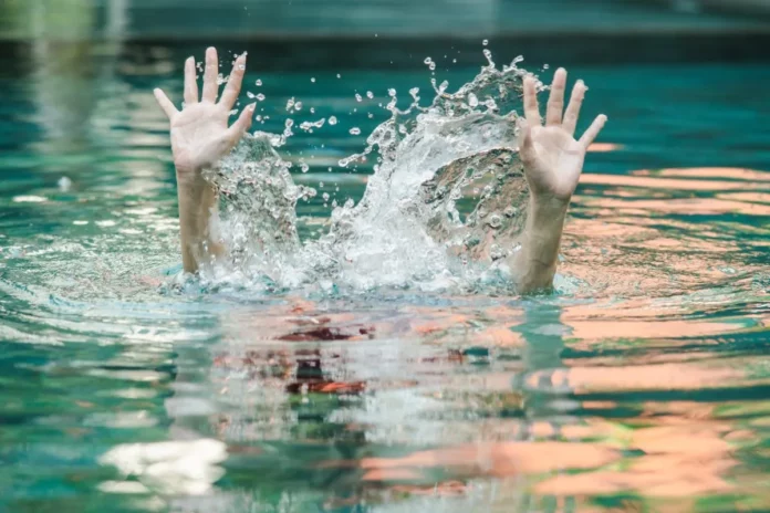 Niño autista muere ahogado en una piscina
