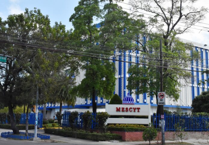 MESCyT entrega 402 becas para maestrías internacionales