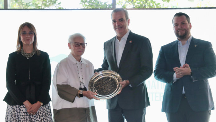 Abinader asiste a premio en memoria a Orlando Jorge Mera